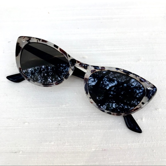 🕶Sophisticated Cat Eye Sunglasses 🕶 - Picture 5 of 6